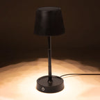 Lampe de design en finition noire mate. Inclut un système de régulation d'intensité Kirsten