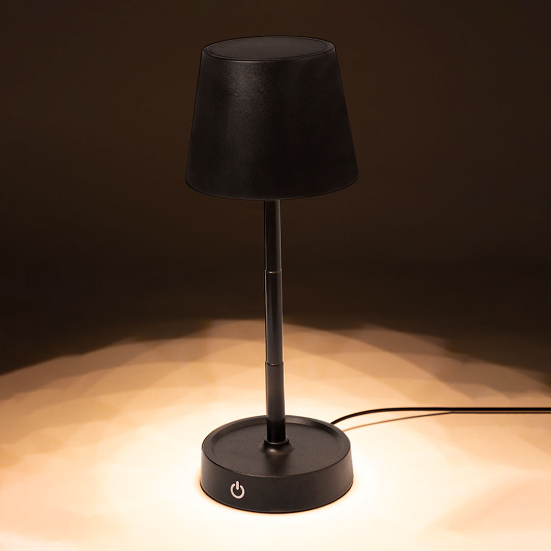 Lampe de design en finition noire mate. Inclut un système de régulation d'intensité Kirsten